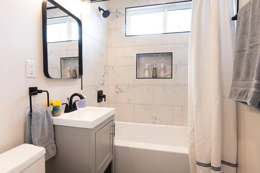 Beautiful 3 Bed 1 Bath Designer Home + Hot Tub Los Angeles Exterior photo