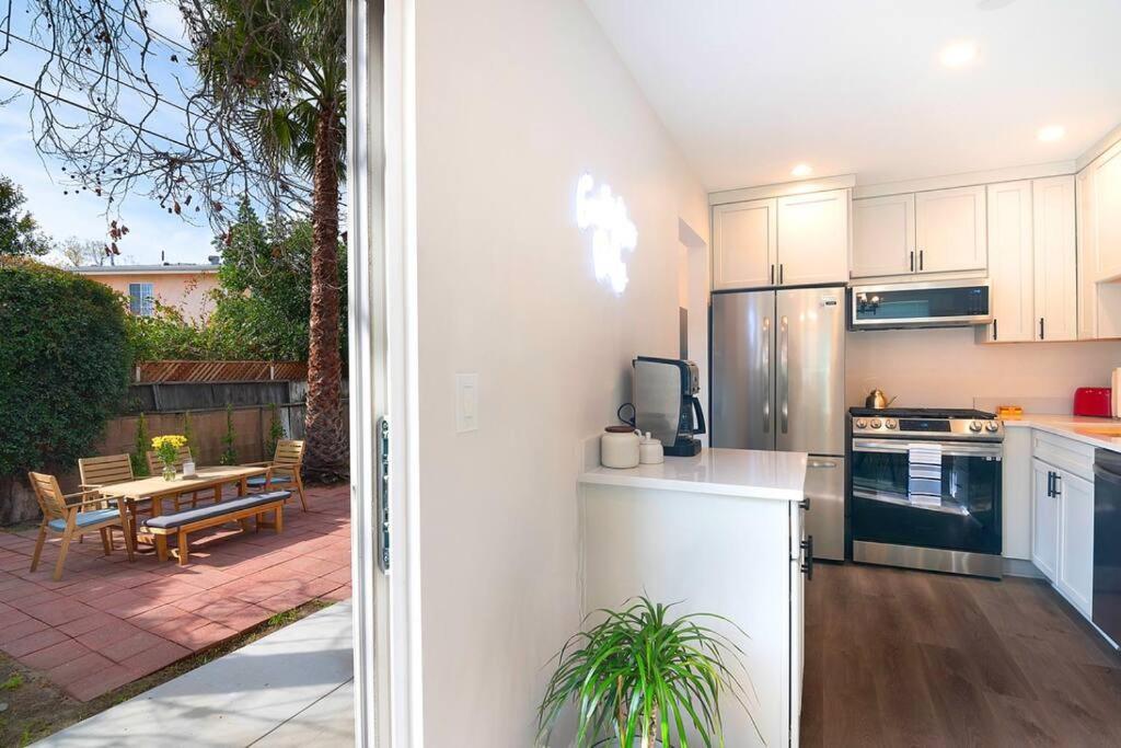 Beautiful 3 Bed 1 Bath Designer Home + Hot Tub Los Angeles Exterior photo